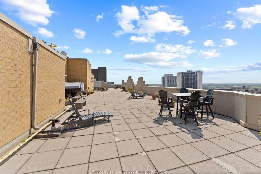 906-75 Riverside Drive, Windsor, ON - Outdoor