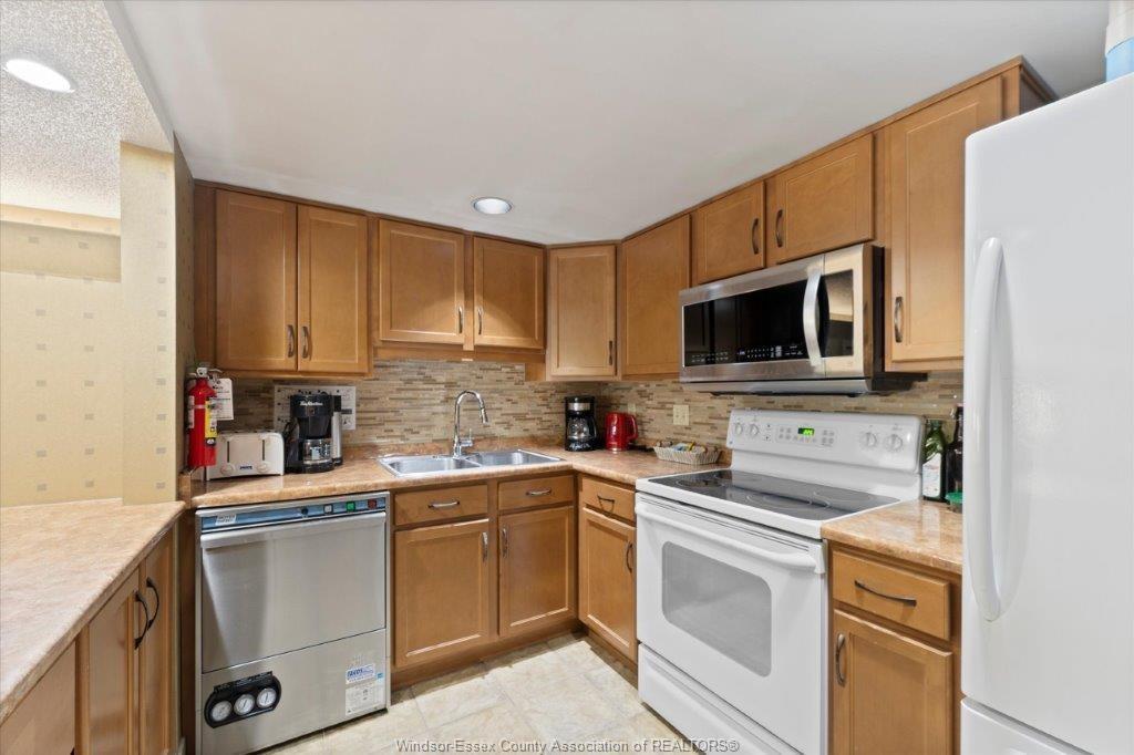 906-75 Riverside Drive, Windsor, ON - Indoor Photo Showing Kitchen With Double Sink