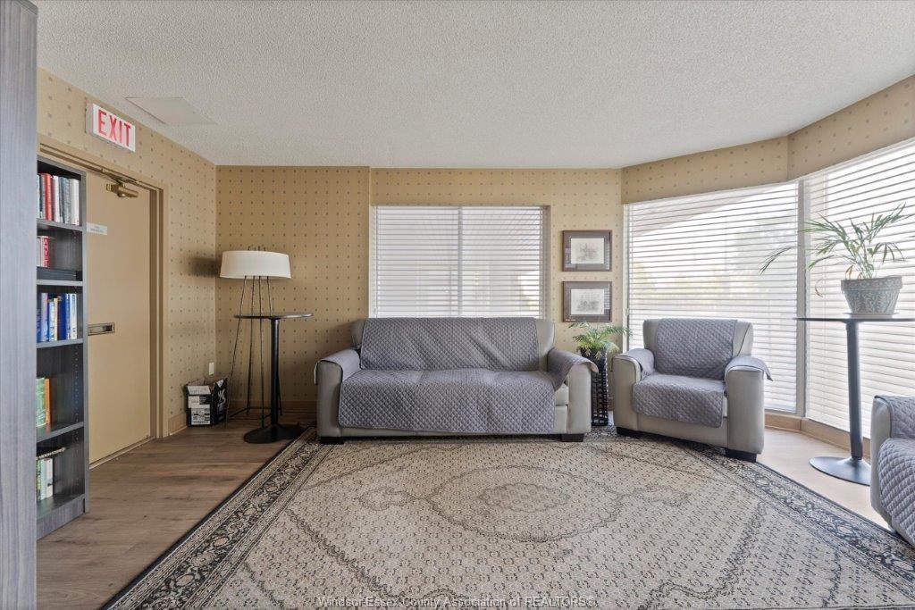 906-75 Riverside Drive, Windsor, ON - Indoor Photo Showing Other Room