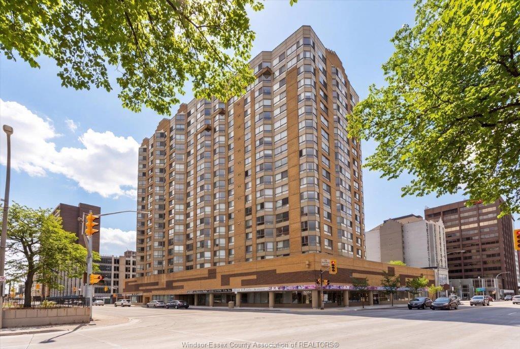 906-75 Riverside Drive, Windsor, ON - Outdoor With Facade
