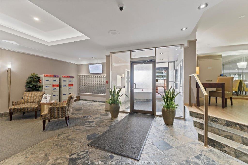 906-75 Riverside Drive, Windsor, ON - Indoor Photo Showing Other Room