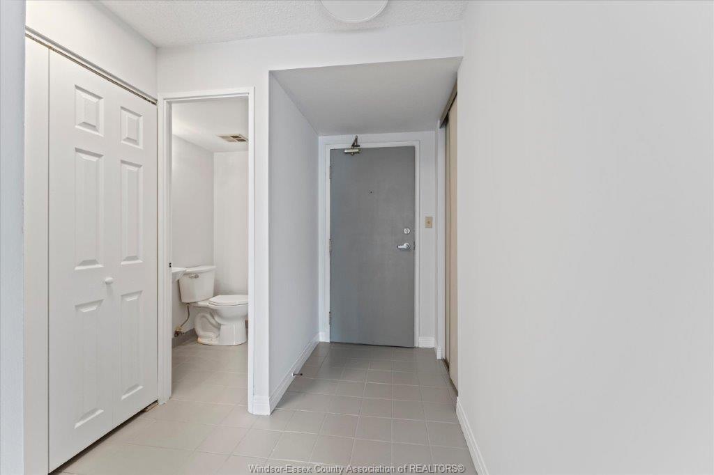 906-75 Riverside Drive, Windsor, ON - Indoor Photo Showing Other Room