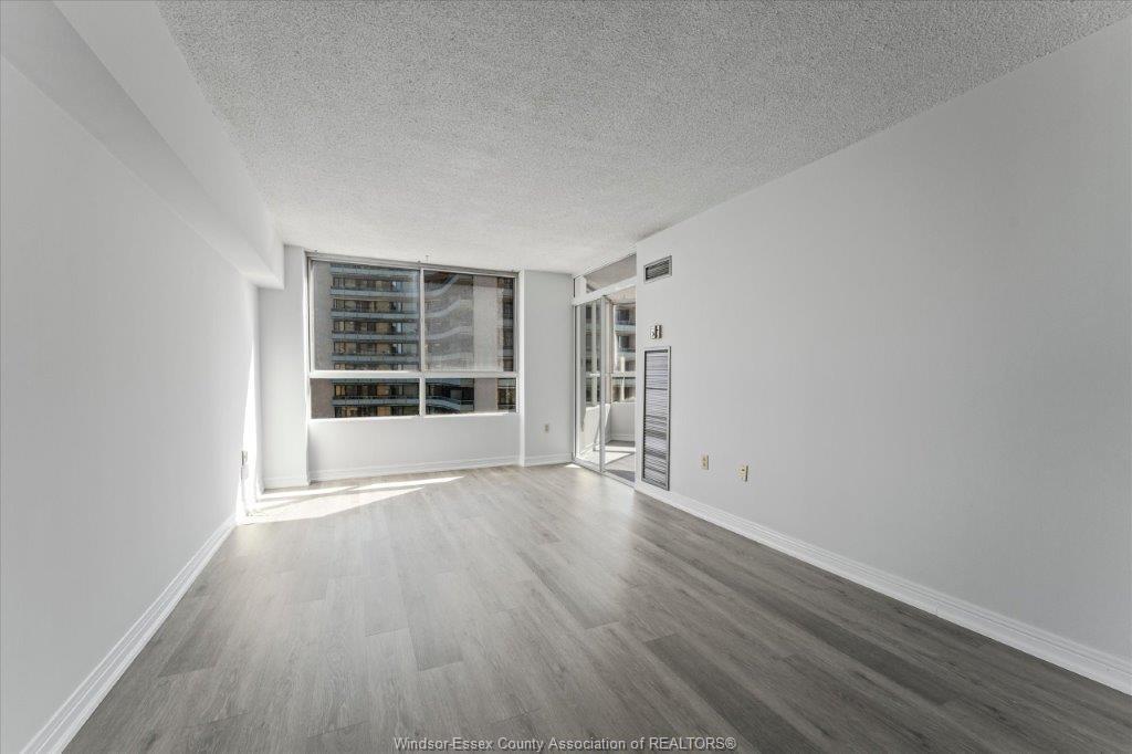 906-75 Riverside Drive, Windsor, ON - Indoor Photo Showing Living Room