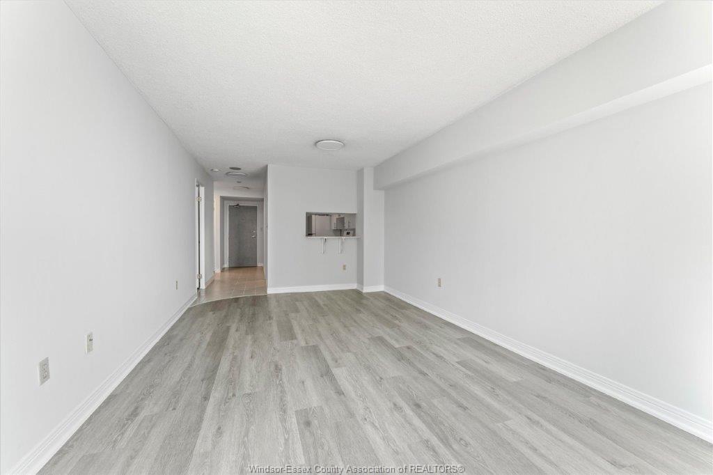906-75 Riverside Drive, Windsor, ON - Indoor Photo Showing Other Room