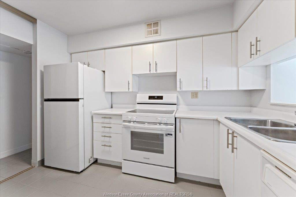 906-75 Riverside Drive, Windsor, ON - Indoor Photo Showing Kitchen With Double Sink