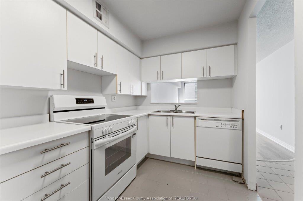 906-75 Riverside Drive, Windsor, ON - Indoor Photo Showing Kitchen With Double Sink