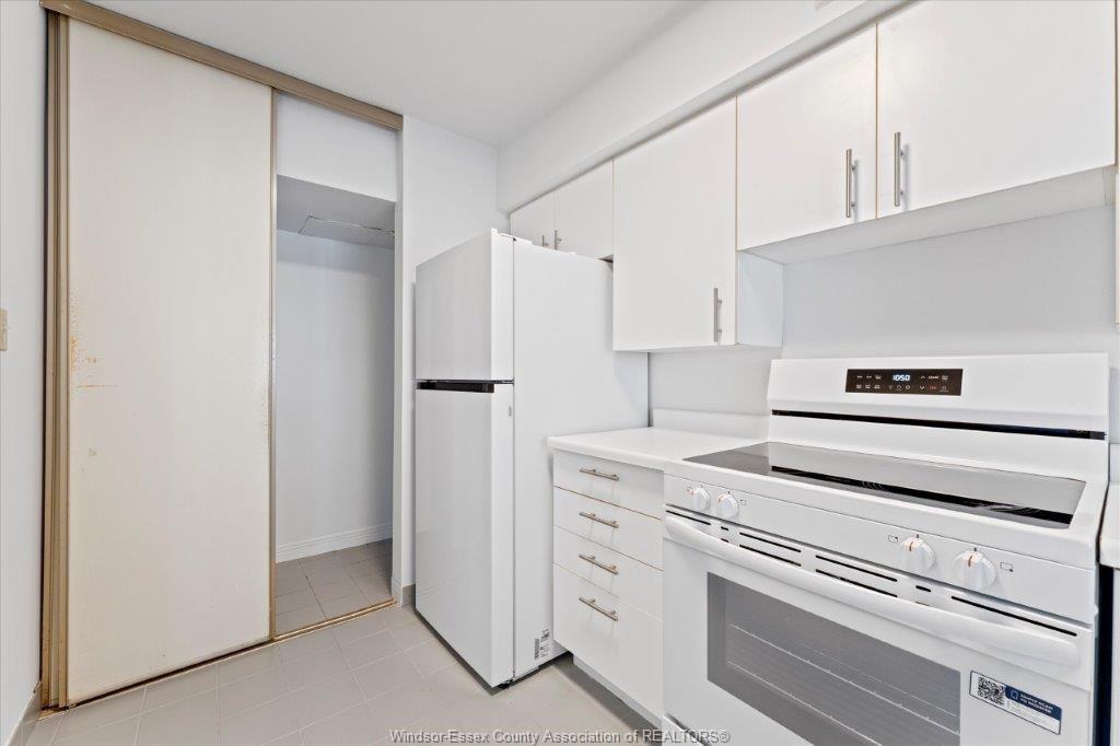 906-75 Riverside Drive, Windsor, ON - Indoor Photo Showing Kitchen