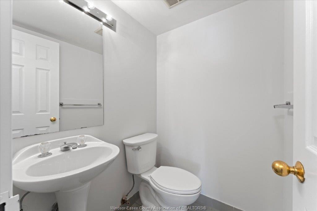 906-75 Riverside Drive, Windsor, ON - Indoor Photo Showing Bathroom