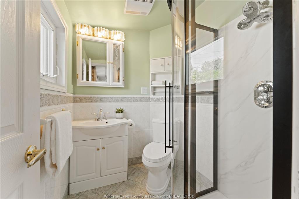 3740 Ouellette, Windsor, ON - Indoor Photo Showing Bathroom