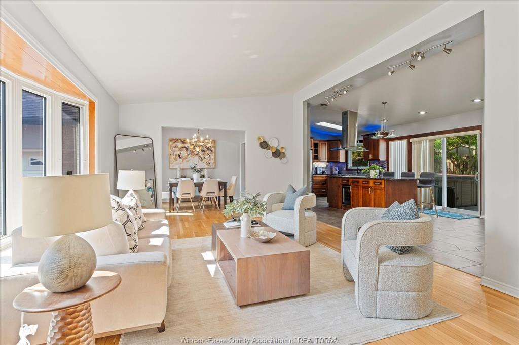 3740 Ouellette, Windsor, ON - Indoor Photo Showing Living Room