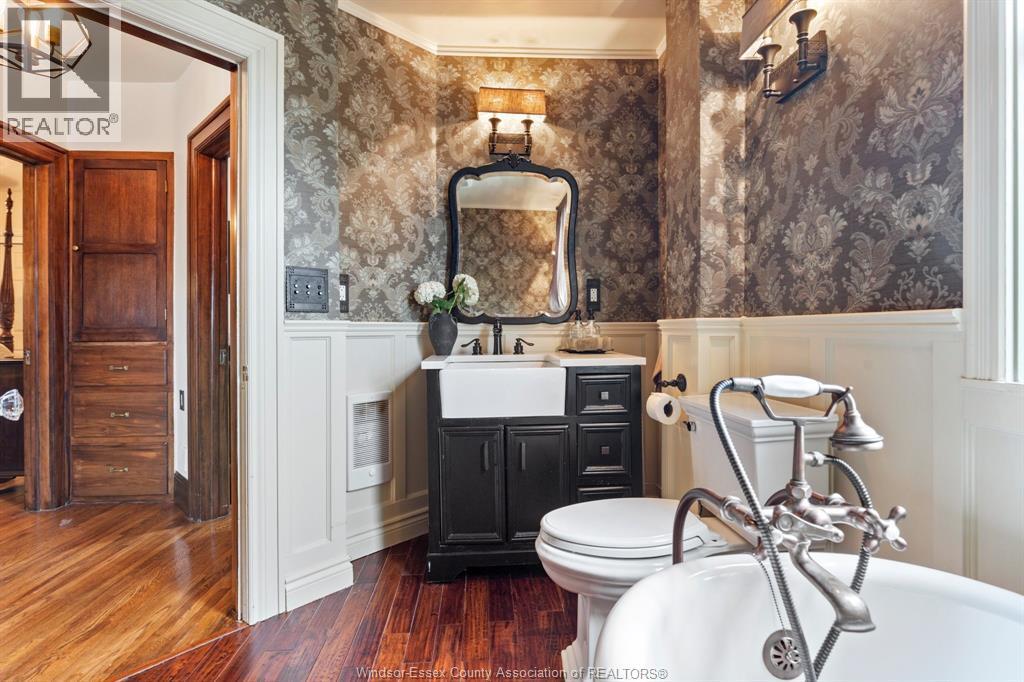 2079 Verdun, Windsor, ON - Indoor Photo Showing Bathroom