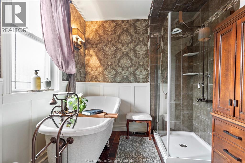 2079 Verdun, Windsor, ON - Indoor Photo Showing Bathroom