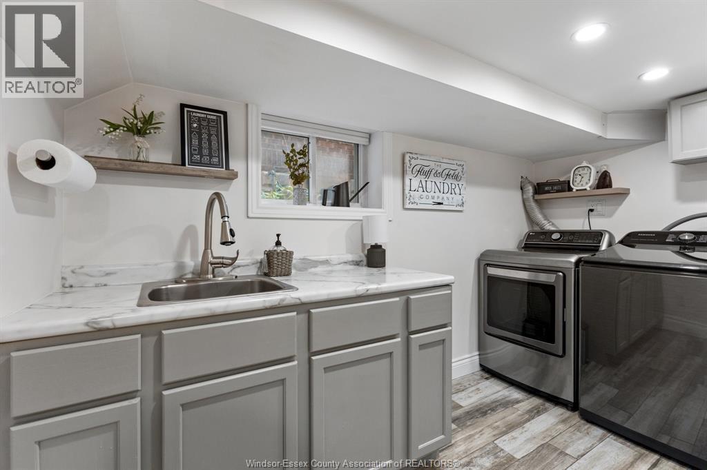2079 Verdun, Windsor, ON - Indoor Photo Showing Laundry Room