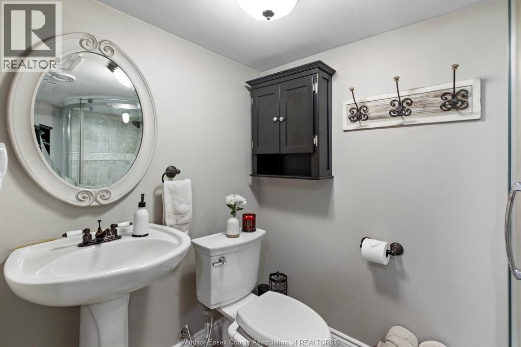2079 Verdun, Windsor, ON - Indoor Photo Showing Bathroom