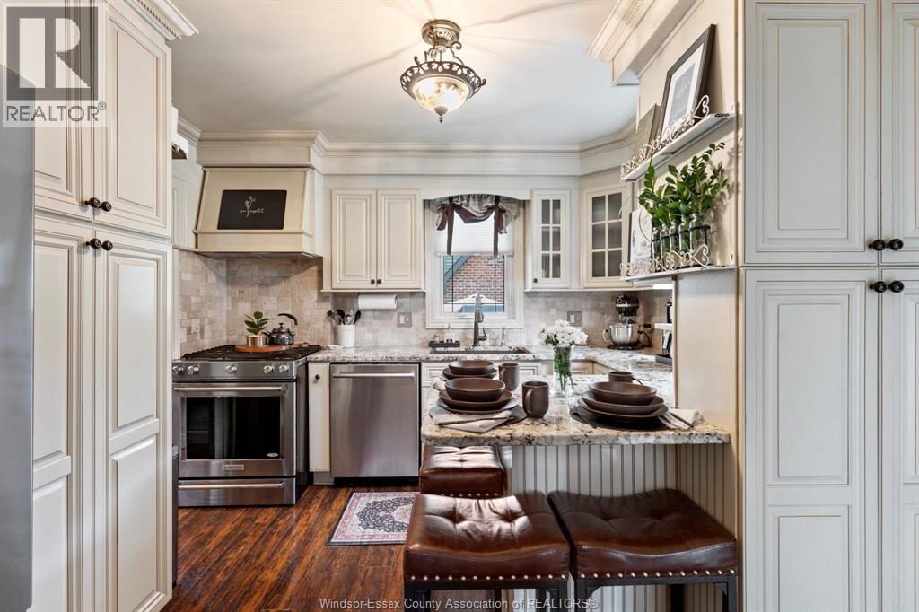 2079 Verdun, Windsor, ON - Indoor Photo Showing Kitchen With Upgraded Kitchen