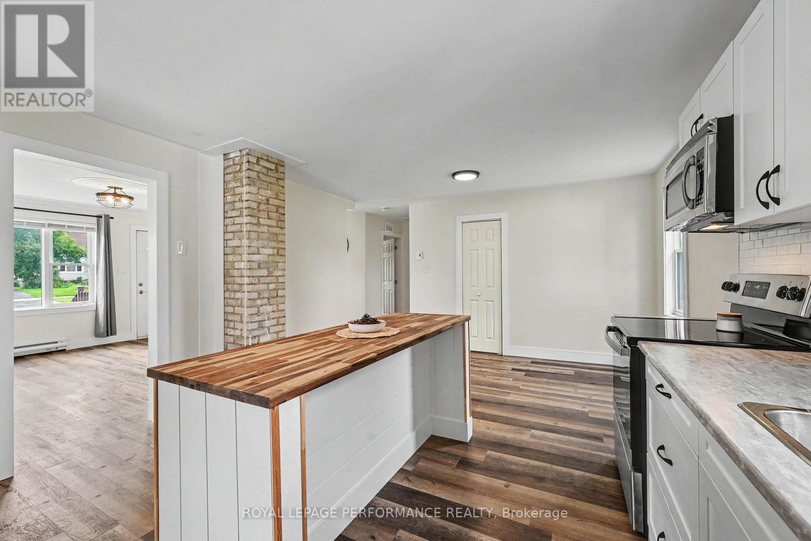 1008 Second Street E, Cornwall, ON - Indoor Photo Showing Kitchen