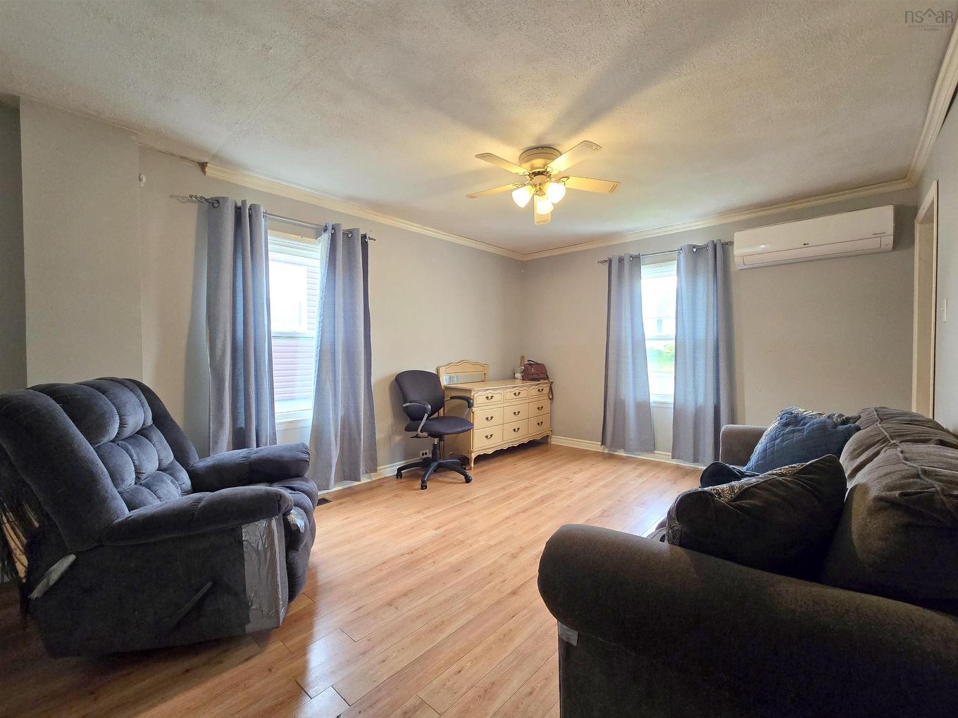 32 Poplar Street, Amherst, NS - Indoor Photo Showing Living Room