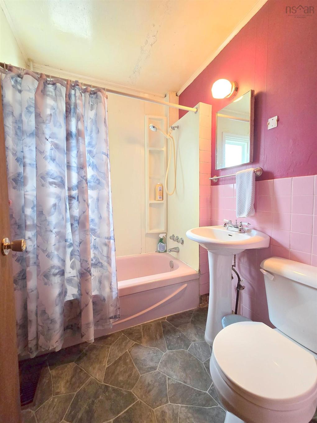 32 Poplar Street, Amherst, NS - Indoor Photo Showing Bathroom