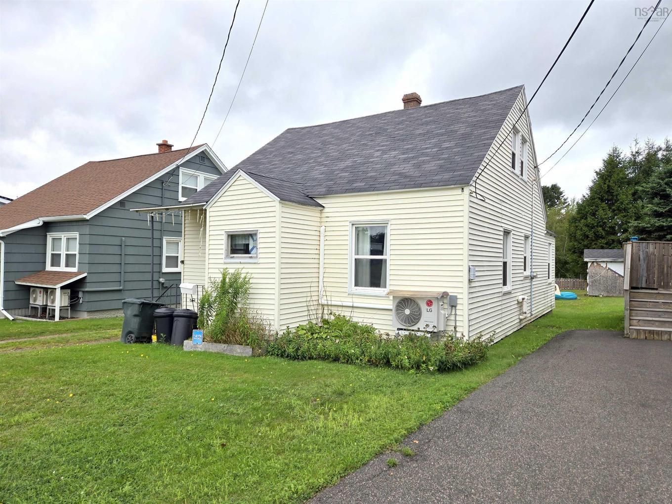 32 Poplar Street, Amherst, NS - Outdoor