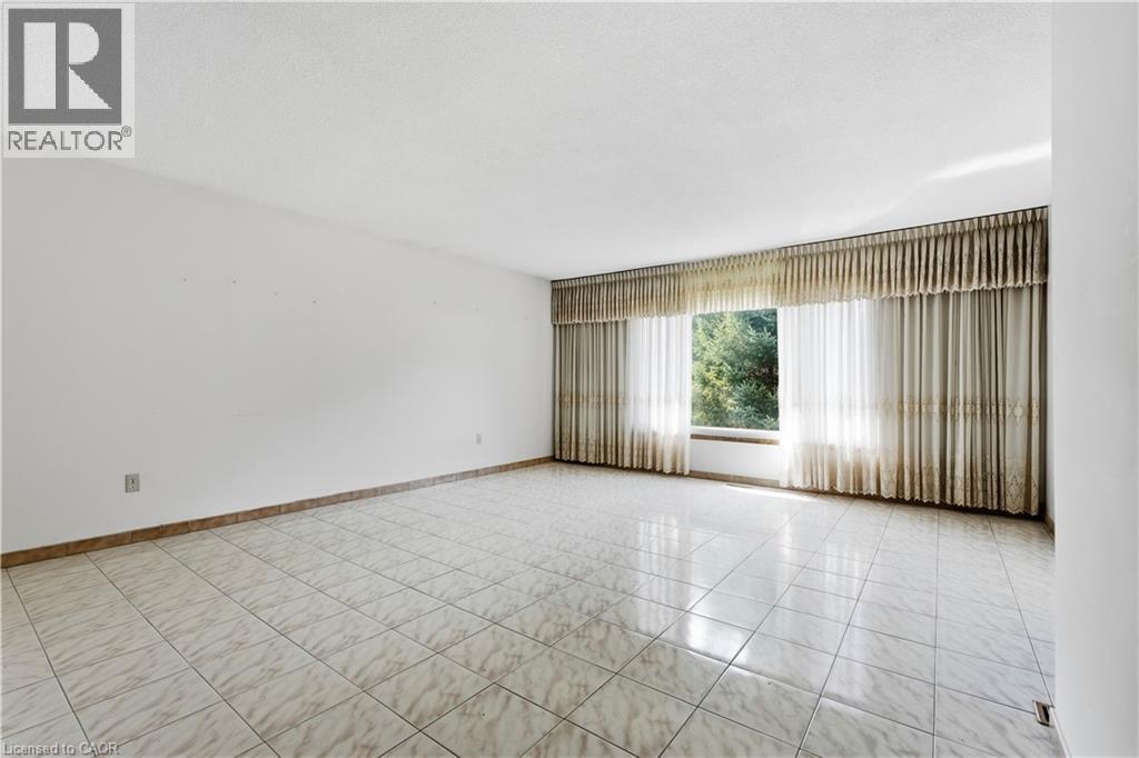 15 Duncairn Court, Hamilton, ON - Indoor Photo Showing Other Room