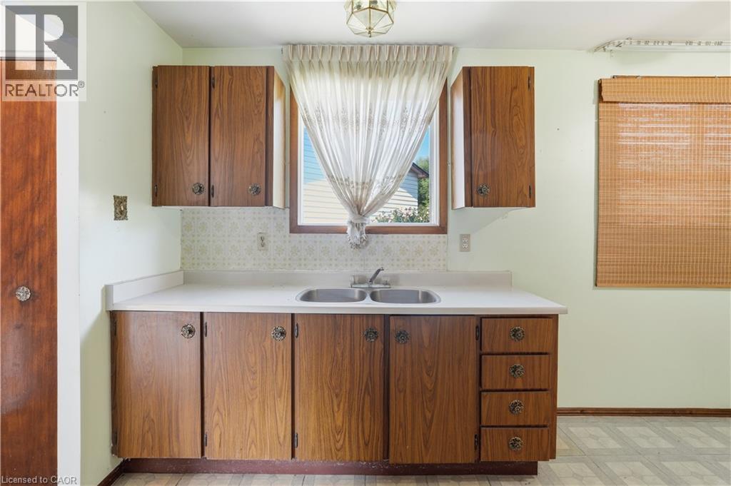 15 Duncairn Court, Hamilton, ON - Indoor Photo Showing Kitchen With Double Sink