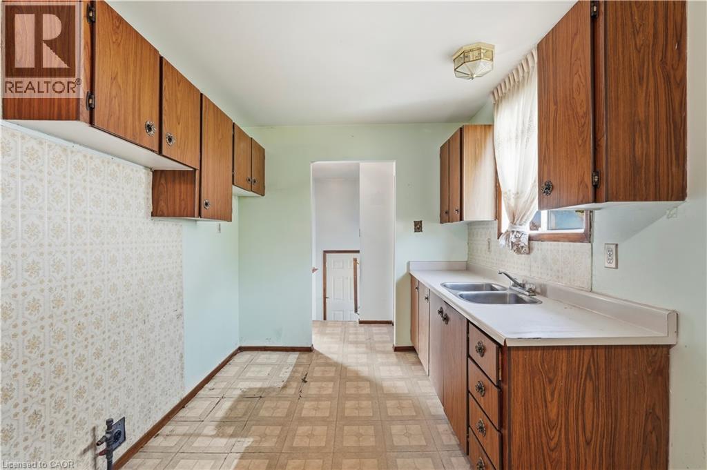 15 Duncairn Court, Hamilton, ON - Indoor Photo Showing Kitchen With Double Sink