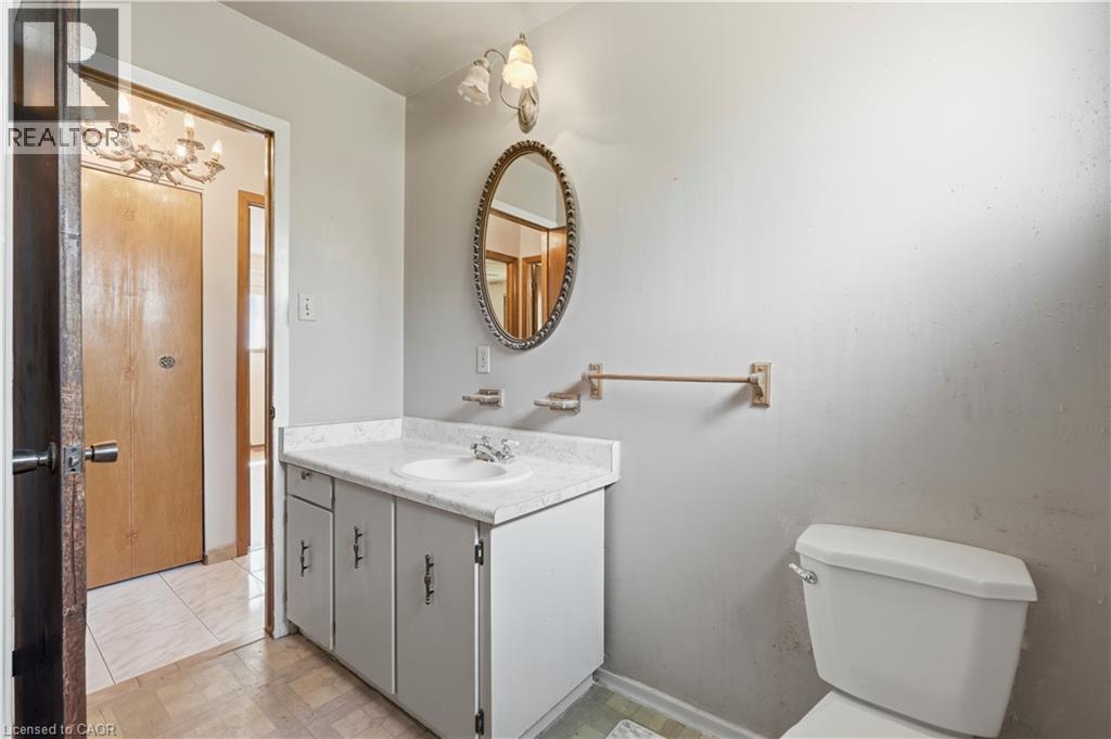 15 Duncairn Court, Hamilton, ON - Indoor Photo Showing Bathroom