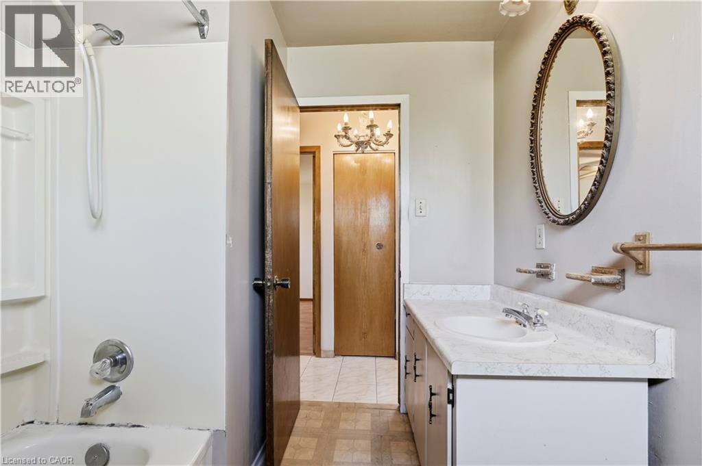15 Duncairn Court, Hamilton, ON - Indoor Photo Showing Bathroom