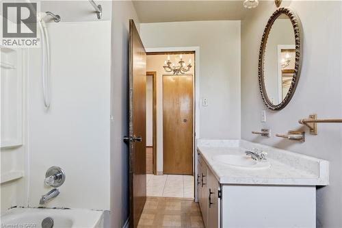 15 Duncairn Court, Hamilton, ON - Indoor Photo Showing Bathroom