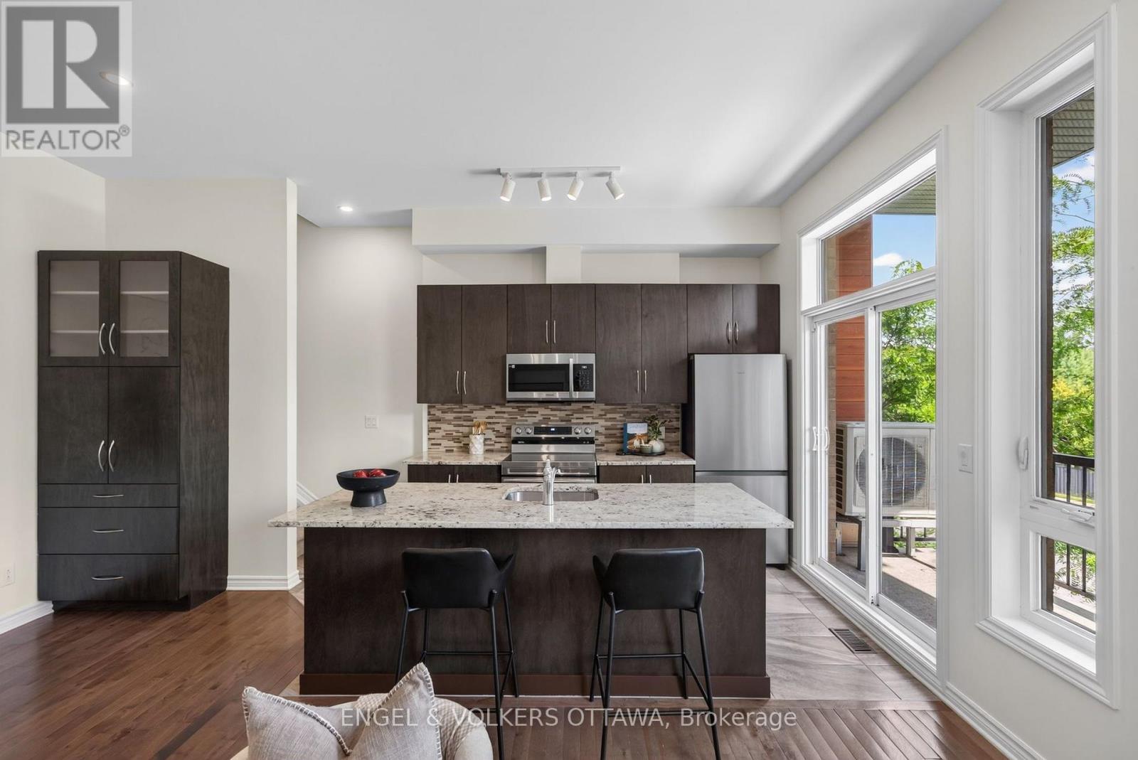 3652 Downpatrick Road, Ottawa, ON - Indoor Photo Showing Kitchen With Upgraded Kitchen