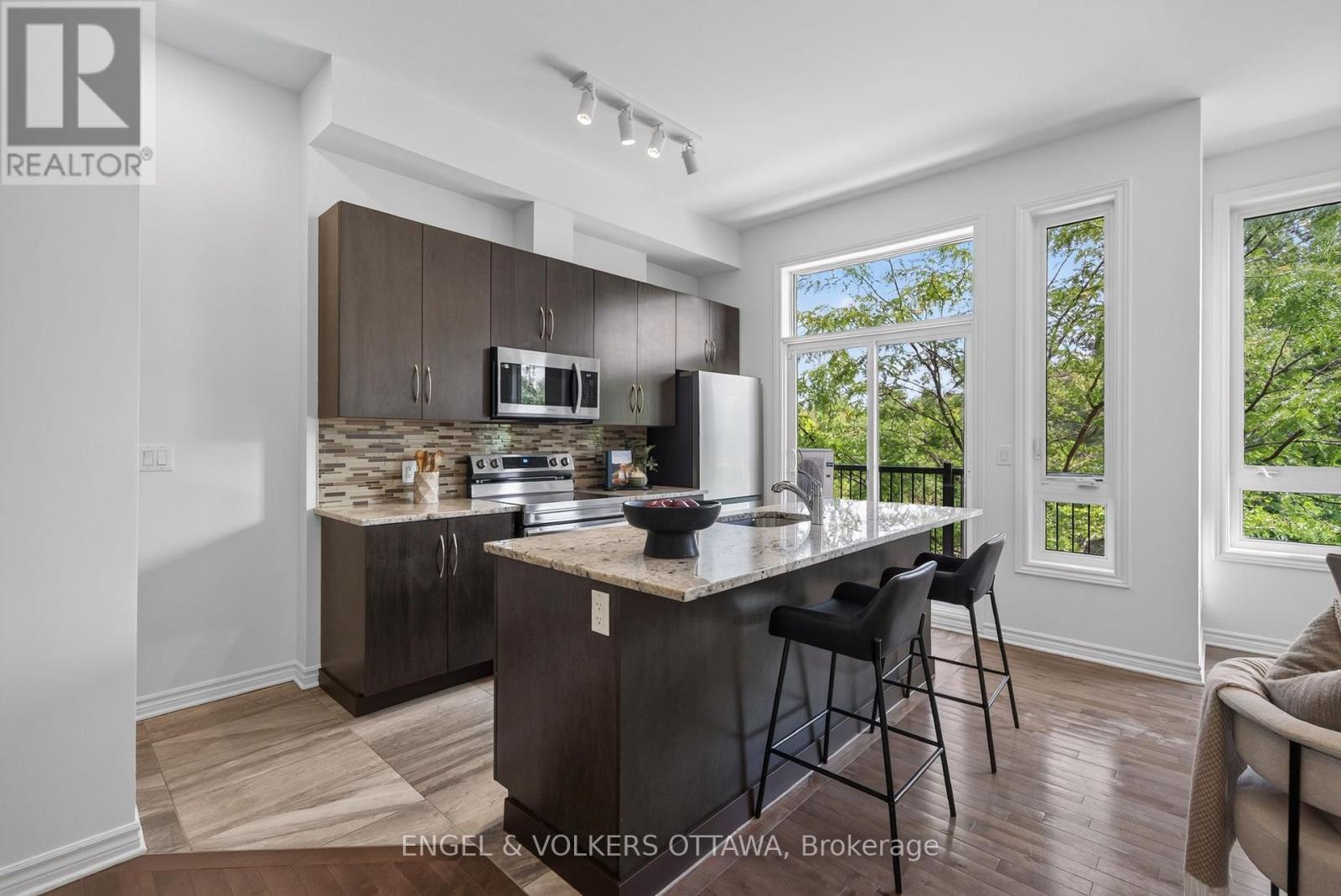 3652 Downpatrick Road, Ottawa, ON - Indoor Photo Showing Kitchen With Upgraded Kitchen