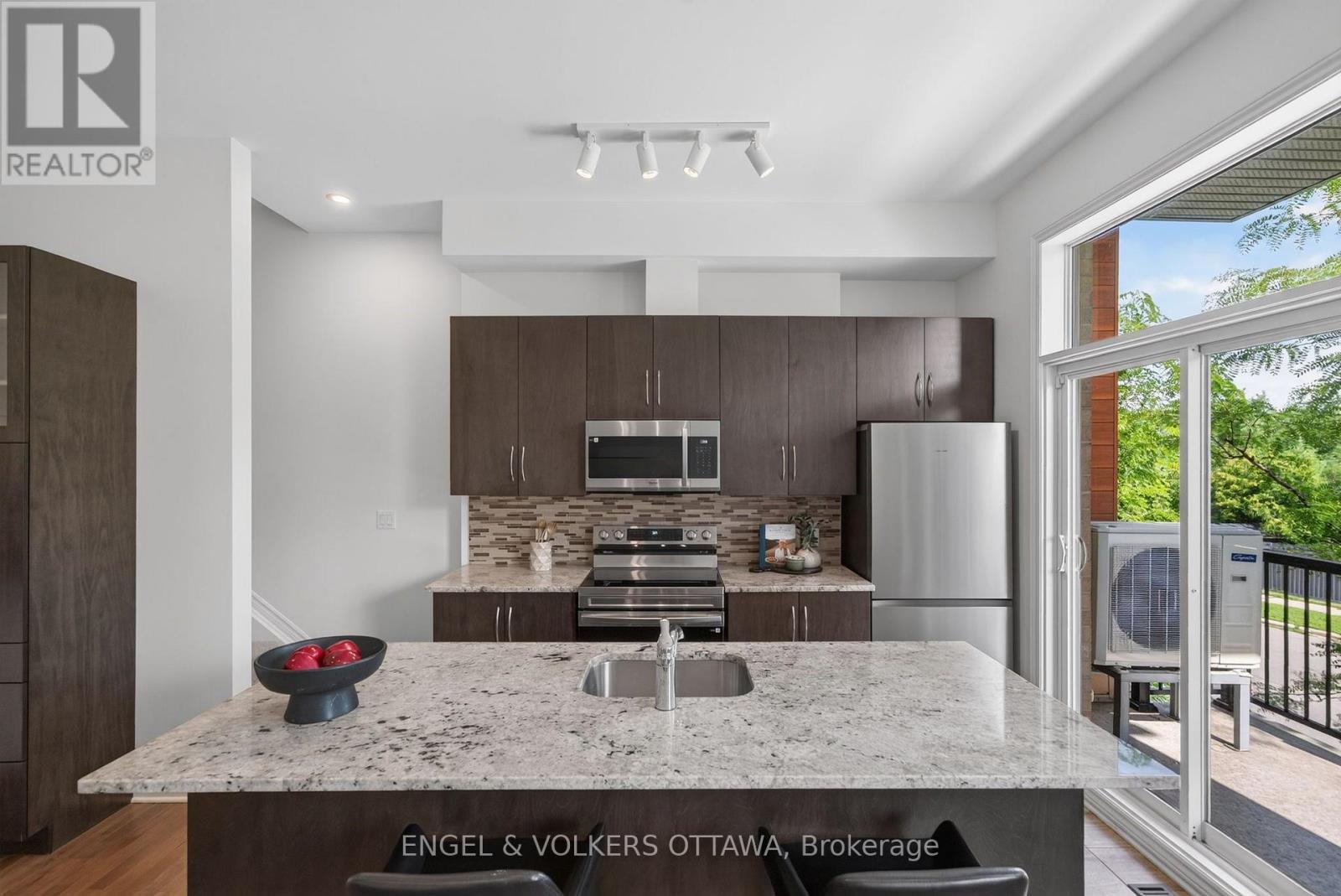 3652 Downpatrick Road, Ottawa, ON - Indoor Photo Showing Kitchen With Stainless Steel Kitchen With Upgraded Kitchen