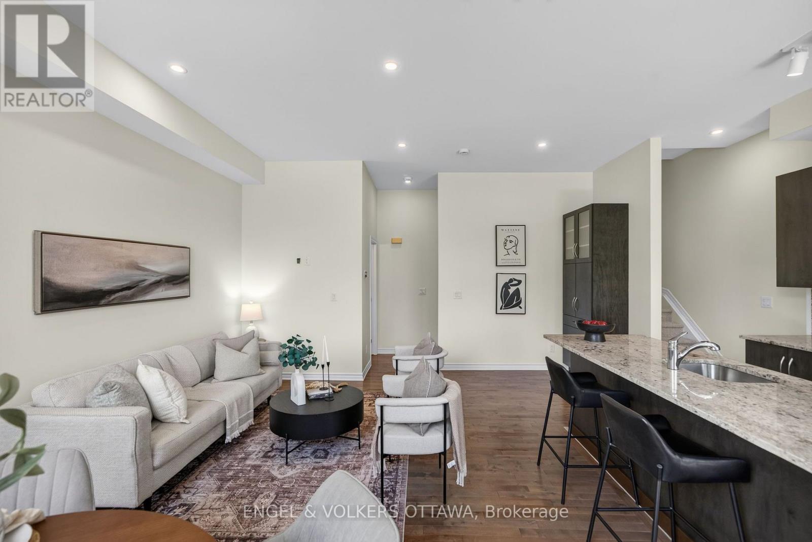 3652 Downpatrick Road, Ottawa, ON - Indoor Photo Showing Living Room