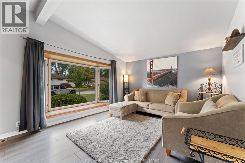 1714 Sun Valley Drive, Windsor, ON - Indoor Photo Showing Living Room