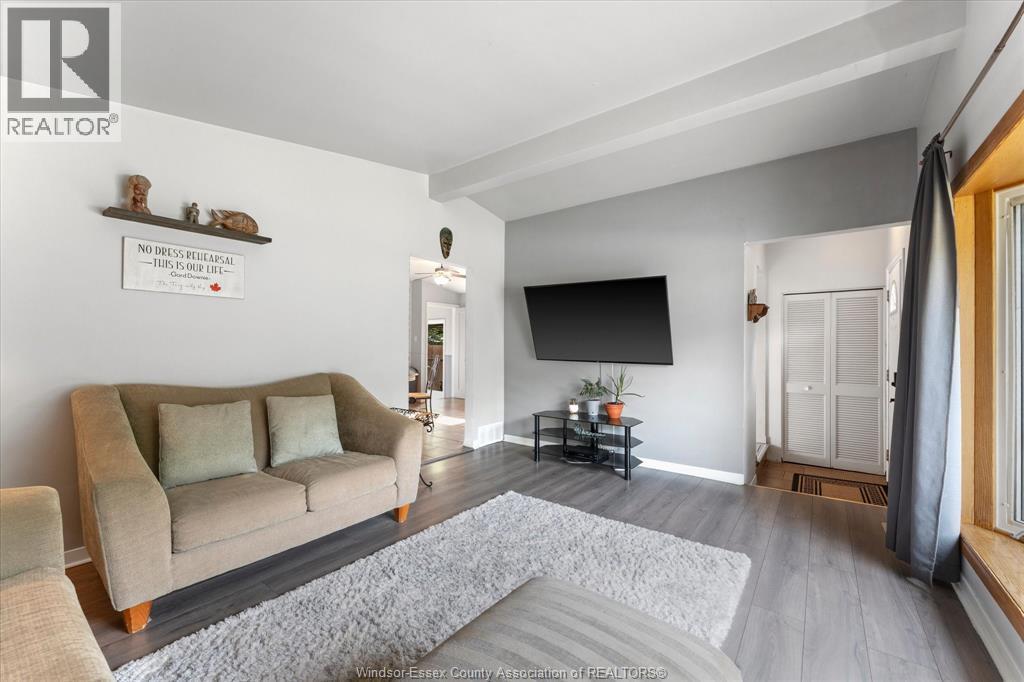 1714 Sun Valley Drive, Windsor, ON - Indoor Photo Showing Living Room