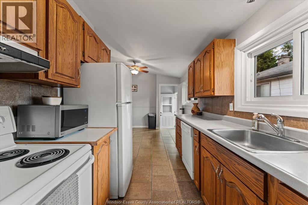 1714 Sun Valley Drive, Windsor, ON - Indoor Photo Showing Kitchen