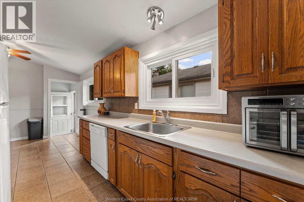 1714 Sun Valley Drive, Windsor, ON - Indoor Photo Showing Kitchen