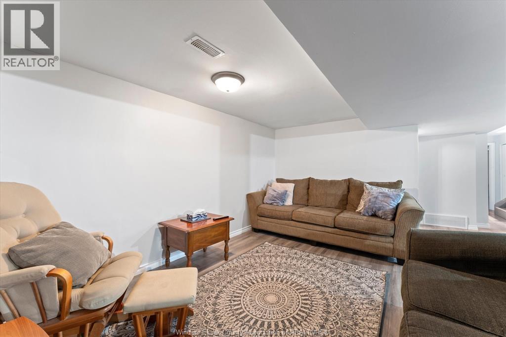 1714 Sun Valley Drive, Windsor, ON - Indoor Photo Showing Living Room