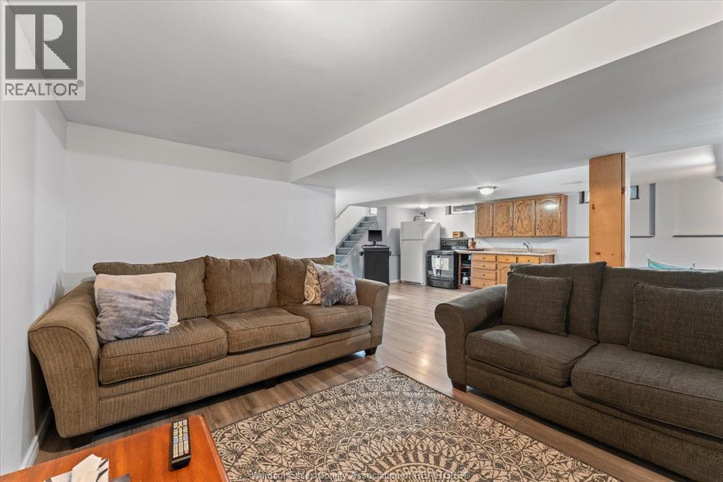1714 Sun Valley Drive, Windsor, ON - Indoor Photo Showing Living Room