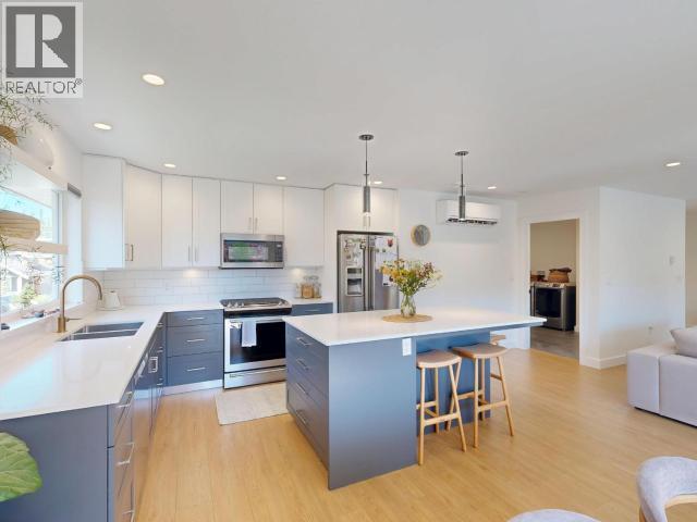 7117 Edgehill Crescent, Powell River, BC - Indoor Photo Showing Kitchen With Double Sink With Upgraded Kitchen