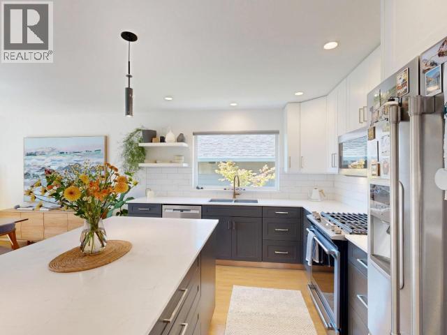 7117 Edgehill Crescent, Powell River, BC - Indoor Photo Showing Kitchen With Upgraded Kitchen