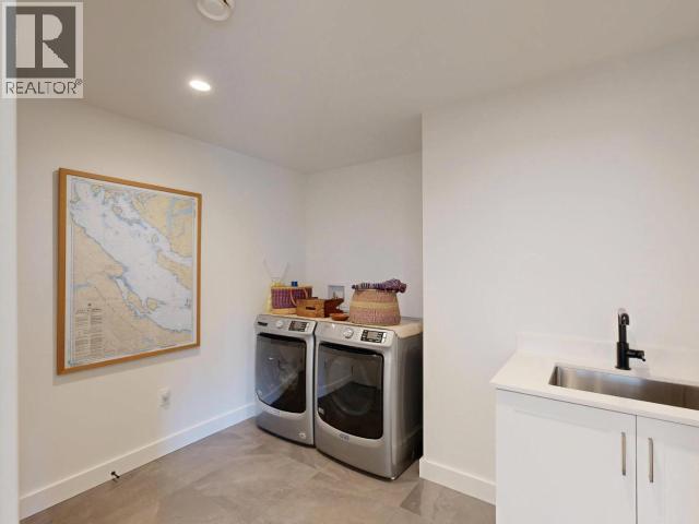 7117 Edgehill Crescent, Powell River, BC - Indoor Photo Showing Laundry Room