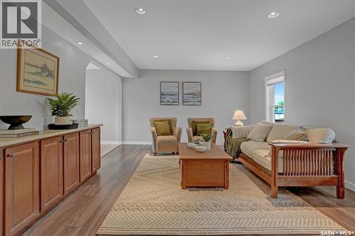 209 Douglas Avenue E, Regina, SK - Indoor Photo Showing Living Room