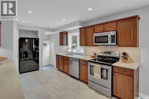 209 Douglas Avenue E, Regina, SK - Indoor Photo Showing Kitchen With Double Sink