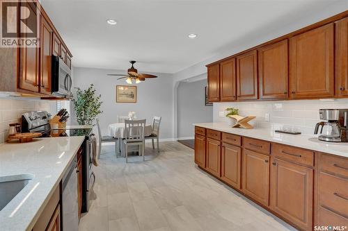 209 Douglas Avenue E, Regina, SK - Indoor Photo Showing Kitchen