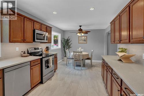 209 Douglas Avenue E, Regina, SK - Indoor Photo Showing Kitchen