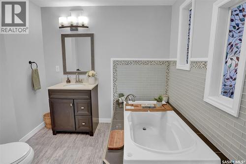 209 Douglas Avenue E, Regina, SK - Indoor Photo Showing Bathroom