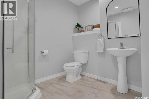 209 Douglas Avenue E, Regina, SK - Indoor Photo Showing Bathroom