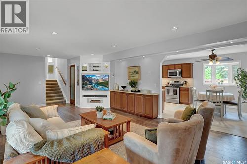 209 Douglas Avenue E, Regina, SK - Indoor Photo Showing Living Room