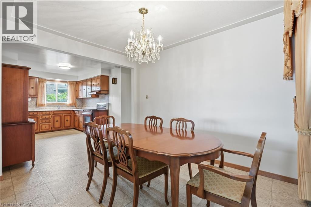 7 Duchess Court, Hamilton, ON - Indoor Photo Showing Dining Room